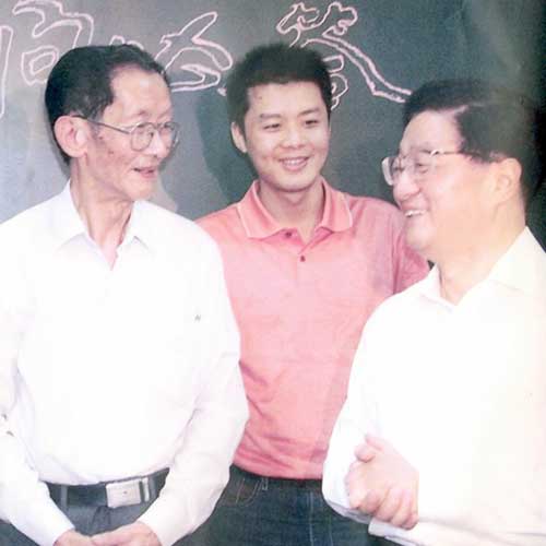 2005年9月9日中共中央政治局常委、國(guó)務(wù)院副總理黃菊接見(jiàn)公司負(fù)責(zé)人