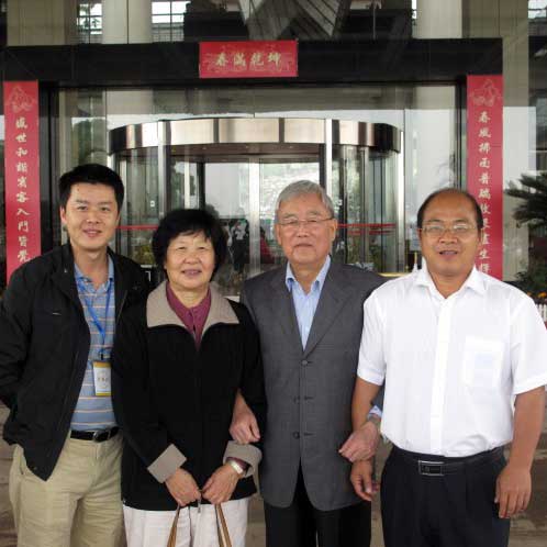 中國(guó)科學(xué)院副院長(zhǎng)，全國(guó)人大常務(wù)委員會(huì)委員王佛松院士一家親切關(guān)懷企業(yè)情況